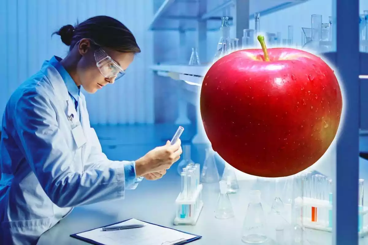 Investigadora en un laboratorio con una imagen de una manzana a la derecha