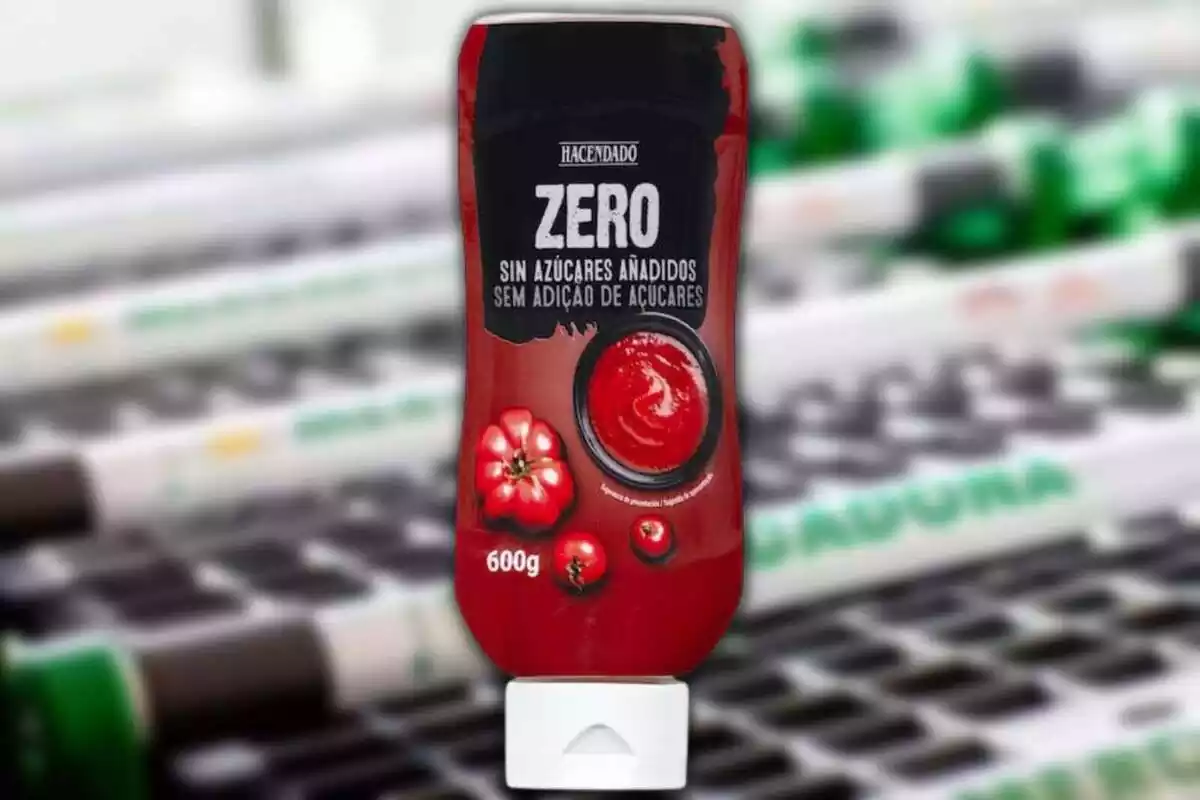 Kétchup Zero de Mercadona con una imagen de fondo de carros de la compra