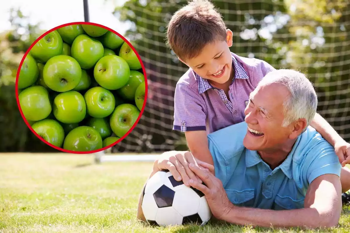 Abuelo sonriendo con su nieto tumbados en el suelo junto a una pelota de fútbol e imagen destacada a la izquierda de manzanas verdes