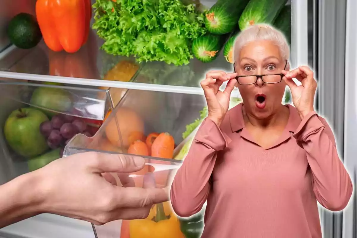 Mujer sorprendida y mano abriendo cajón de nevera con verduras