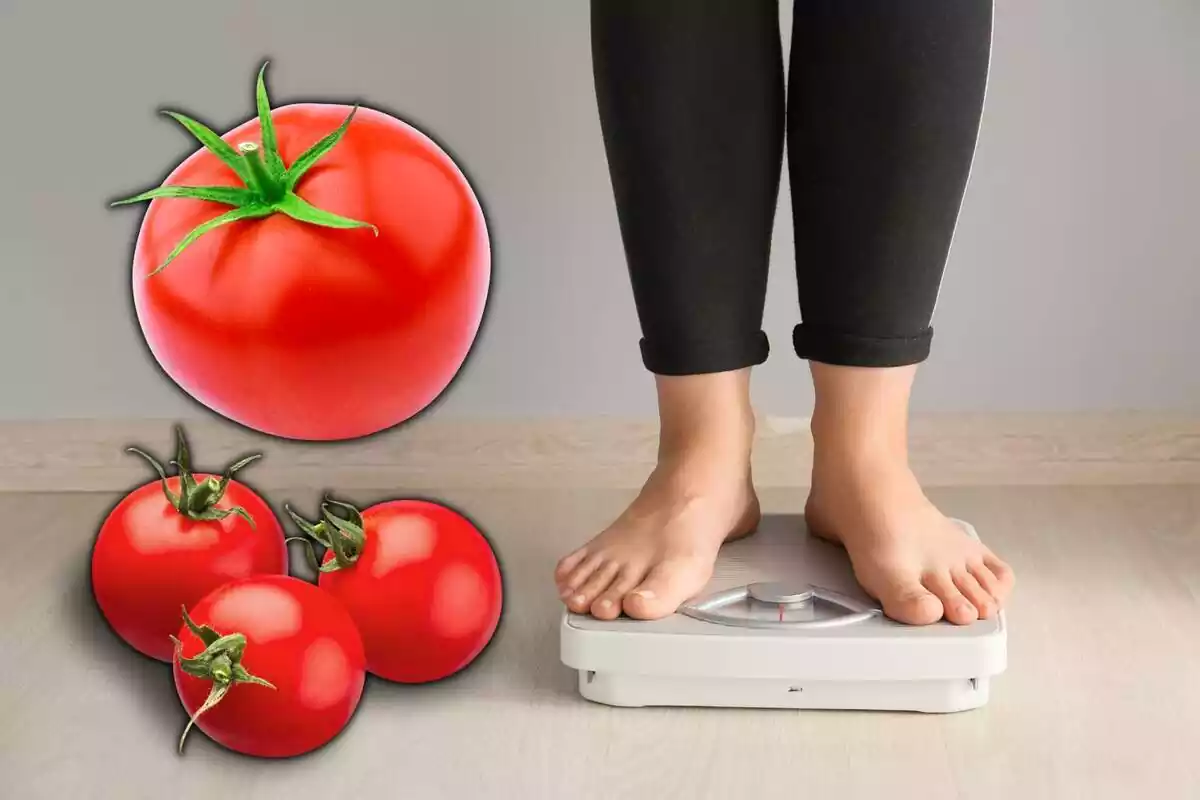 Persona subida en una báscula y cuatro tomates en el lateral izquierdo