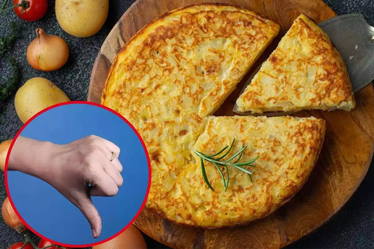 Tortilla de patata en un plato y foto destacada a la izquierda de una mano con el pulgar abajo